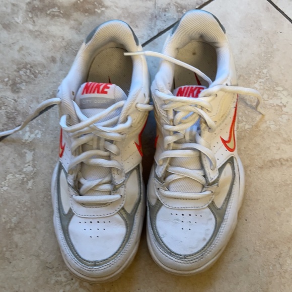 Nike. Size 6.5 color white & Gary - Picture 9 of 9